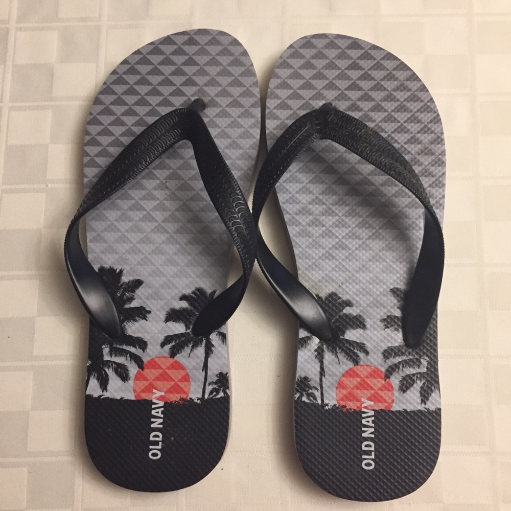 LIKE NEW FLIP FLOPS
